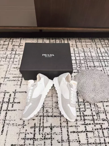 The Prada 25ss Platform White Casual Sneaker This sneaker continues the timeless silhouette and is a new classic pieceThe use of suede extrusion carefully made, enhance the style of light style, with triangle buckle logo thicker bottomIt is suitable for all seasons, and can be matched with all kinds of casual shapes. In the era of various styles full of eyeballs, the one that can be accompanied for a long time and capture the hearts of people is the small white shoes.