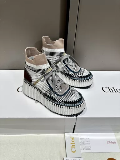 Chloe's latest sewn Mark yarnThe original private model high-density foam soles artificial Goodyear technique thread after all the position is just right all the process and material of the original consistent is definitely a pair of durable walking lakes essential weapon!! All kinds of Korean versions