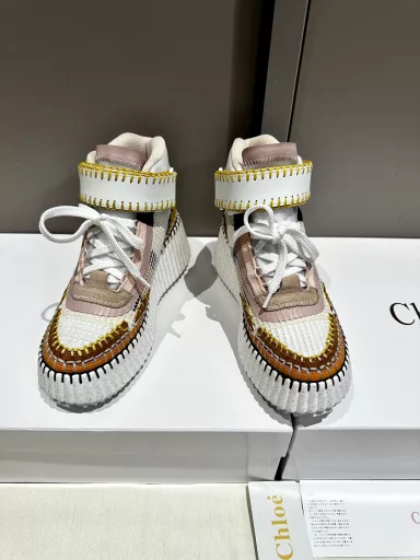 Chloe's latest sewn Mark yarnThe original private model high-density foam soles artificial Goodyear technique thread after all the position is just right all the process and material of the original consistent is definitely a pair of durable walking lakes essential weapon!! All kinds of Korean versions