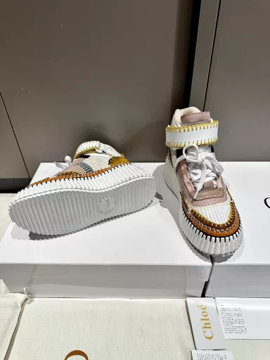 Chloe's latest sewn Mark yarnThe original private model high-density foam soles artificial Goodyear technique thread after all the position is just right all the process and material of the original consistent is definitely a pair of durable walking lakes essential weapon!! All kinds of Korean versions