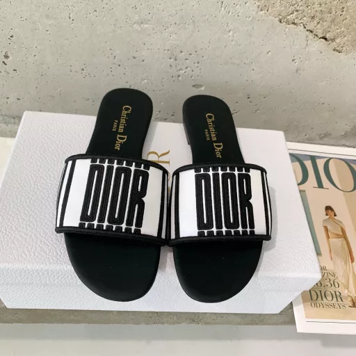 Dio* ✨2025 new color jacquard embroidery slippers hot attack ❗️🧚‍♀️ as D's flagship presold embroidery series, the counter immediately out of stock, the embroidery design has a three-dimensional sense of very exquisite, simple and elegant, does not pick people at all, can hold any occasion, exclusive high-grade customized letter three-dimensional embroidery upper, high-density electric embroidery technology, sheep skin inside, Leather outsole imported from Italy 🇮🇹