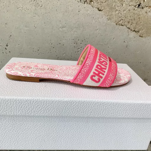 Dio* ✨2025 new color jacquard embroidery slippers hot attack ❗️🧚‍♀️ as D's flagship presold embroidery series, the counter immediately out of stock, the embroidery design has a three-dimensional sense of very exquisite, simple and elegant, does not pick people at all, can hold any occasion, exclusive high-grade customized letter three-dimensional embroidery upper, high-density electric embroidery technology, sheep skin inside, Leather outsole imported from Italy 🇮🇹