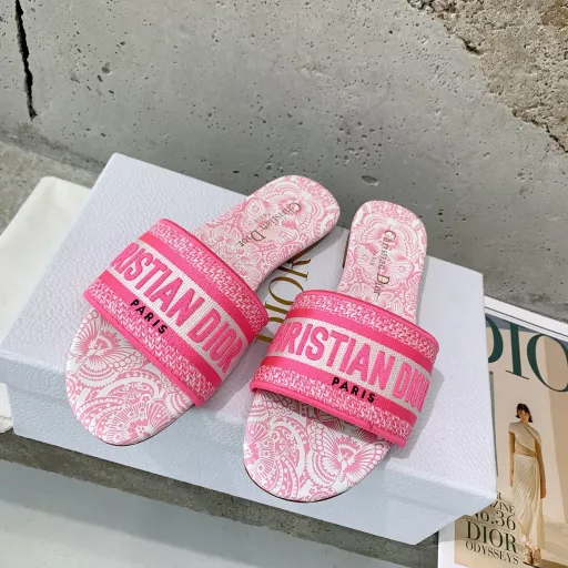 Dio* ✨2025 new color jacquard embroidery slippers hot attack ❗️🧚‍♀️ as D's flagship presold embroidery series, the counter immediately out of stock, the embroidery design has a three-dimensional sense of very exquisite, simple and elegant, does not pick people at all, can hold any occasion, exclusive high-grade customized letter three-dimensional embroidery upper, high-density electric embroidery technology, sheep skin inside, Leather outsole imported from Italy 🇮🇹
