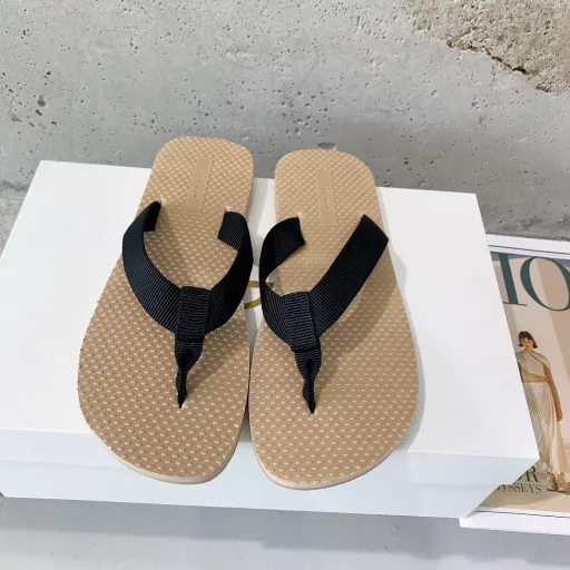 The row ✨2025 new spring and summer flip-flops 🩴 hot summer 🌞 Whether going on vacation 🏖 or shopping, flip-flops are lazy must-have item 😍 go with everything, walk easier and more enjoyable, enjoy a cool summer