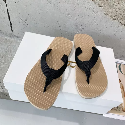 The row ✨2025 new spring and summer flip-flops 🩴 hot summer 🌞 Whether going on vacation 🏖 or shopping, flip-flops are lazy must-have item 😍 go with everything, walk easier and more enjoyable, enjoy a cool summer