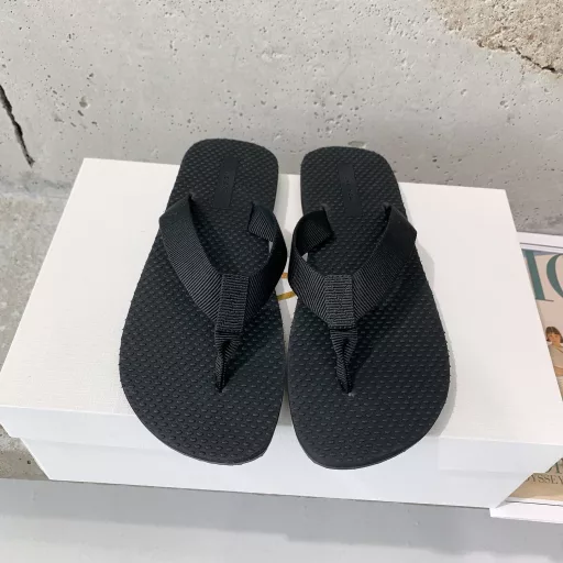 The row ✨2025 new spring and summer flip-flops 🩴 hot summer 🌞 Whether going on vacation 🏖 or shopping, flip-flops are lazy must-have item 😍 go with everything, walk easier and more enjoyable, enjoy a cool summer
