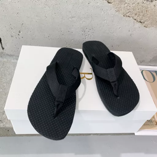 The row ✨2025 new spring and summer flip-flops 🩴 hot summer 🌞 Whether going on vacation 🏖 or shopping, flip-flops are lazy must-have item 😍 go with everything, walk easier and more enjoyable, enjoy a cool summer