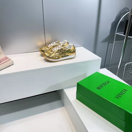 Bottega Veneta Bao Die home 25 spring/summer show BV Orbit sneakers Wang Yibo the same pair of casual shoes Daddy shoes! Runner sneakers! Original purchase development! Using the original lightweight science and technology mesh fabric, the original is consistent! The process is complex!Design rubber outsole with geometric pattern.King fried series high versionIt's actually a lot taller, and it still makes your legs thinnerIt's very nice. Play and build, to the standard version 💯Bag shoes technology to look for high versionOutsole original exclusive mold, use color matching TPU outsole, material weight original consistent!