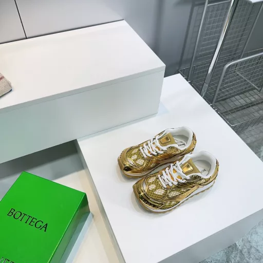 Bottega Veneta Bao Die home 25 spring/summer show BV Orbit sneakers Wang Yibo the same pair of casual shoes Daddy shoes! Runner sneakers! Original purchase development! Using the original lightweight science and technology mesh fabric, the original is consistent! The process is complex!Design rubber outsole with geometric pattern.King fried series high versionIt's actually a lot taller, and it still makes your legs thinnerIt's very nice. Play and build, to the standard version 💯Bag shoes technology to look for high versionOutsole original exclusive mold, use color matching TPU outsole, material weight original consistent!