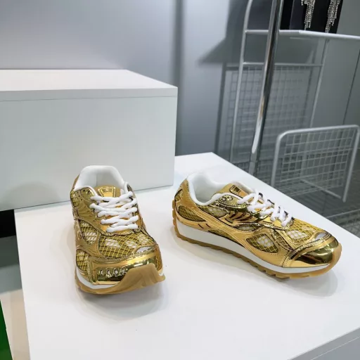 Bottega Veneta Bao Die home 25 spring/summer show BV Orbit sneakers Wang Yibo the same pair of casual shoes Daddy shoes! Runner sneakers! Original purchase development! Using the original lightweight science and technology mesh fabric, the original is consistent! The process is complex!Design rubber outsole with geometric pattern.King fried series high versionIt's actually a lot taller, and it still makes your legs thinnerIt's very nice. Play and build, to the standard version 💯Bag shoes technology to look for high versionOutsole original exclusive mold, use color matching TPU outsole, material weight original consistent!