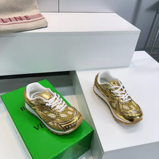 Bottega Veneta Bao Die home 25 spring/summer show BV Orbit sneakers Wang Yibo the same pair of casual shoes Daddy shoes! Runner sneakers! Original purchase development! Using the original lightweight science and technology mesh fabric, the original is consistent! The process is complex!Design rubber outsole with geometric pattern.King fried series high versionIt's actually a lot taller, and it still makes your legs thinnerIt's very nice. Play and build, to the standard version 💯Bag shoes technology to look for high versionOutsole original exclusive mold, use color matching TPU outsole, material weight original consistent!