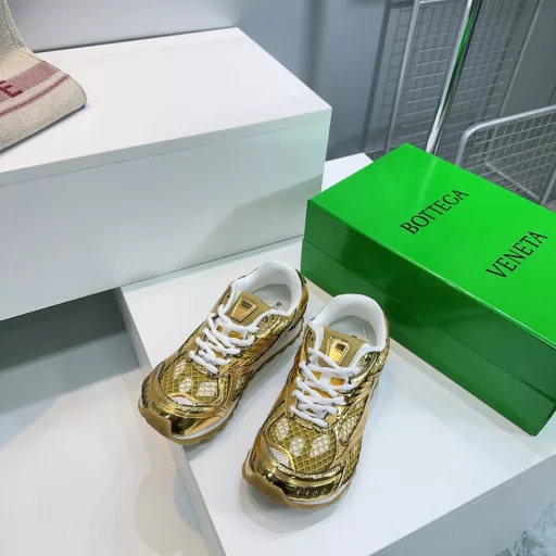 Bottega Veneta Bao Die home 25 spring/summer show BV Orbit sneakers Wang Yibo the same pair of casual shoes Daddy shoes! Runner sneakers! Original purchase development! Using the original lightweight science and technology mesh fabric, the original is consistent! The process is complex!Design rubber outsole with geometric pattern.King fried series high versionIt's actually a lot taller, and it still makes your legs thinnerIt's very nice. Play and build, to the standard version 💯Bag shoes technology to look for high versionOutsole original exclusive mold, use color matching TPU outsole, material weight original consistent!