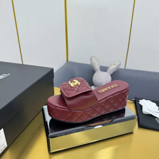 Chanel is a very comprehensive noble fashion and life brand, Hong Kong, the United States, such as big fashion bloggers and stars of the same style, is simply beautiful heaven, fall in love with elegance, fall in love with a sense of the future, want to have immediately at a glance, but a pair of exquisite high heels is really can think of drop, the series is designed for extraordinary, indifferent ladies, Thus creating a chic overall effect, CHANEL designed to inspire women's indomitable products to highlight the charm…