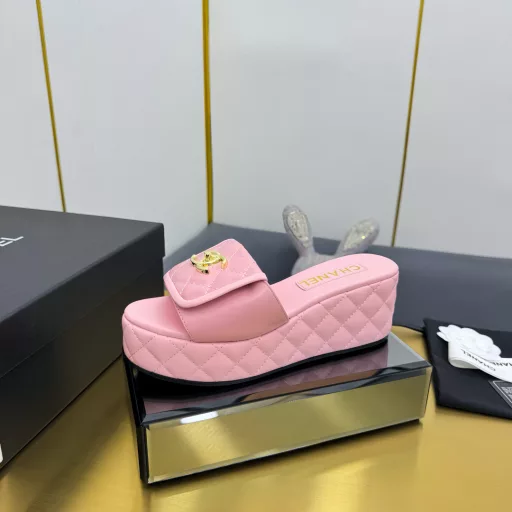 Chanel is a very comprehensive noble fashion and life brand, Hong Kong, the United States, such as big fashion bloggers and stars of the same style, is simply beautiful heaven, fall in love with elegance, fall in love with a sense of the future, want to have immediately at a glance, but a pair of exquisite high heels is really can think of drop, the series is designed for extraordinary, indifferent ladies, Thus creating a chic overall effect, CHANEL designed to inspire women's indomitable products to highlight the charm…