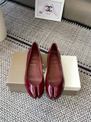 Maison Margiela and Christian Louboutin launch their first joint footwear collectionMaison Margiela's iconic Tabi toe shoes, Reinterpreted the classic split toe design with exquisite craftsmanship by joining two separate materials instead of the traditional split toe cutting process to give the shoe an elegant heart-shaped silhouette like a woman's collarbone. The design is a clever echo of Maison Margiela's concept of 