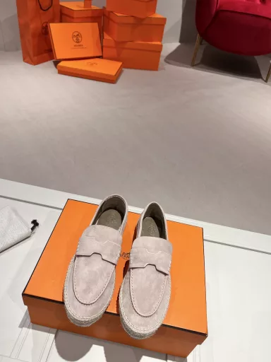 Hermes 23 years early spring the latest Trip straw shoes, the latest official website ️ A must-have for holiday travel. Created by Pierre Hardy, the chief designer of Hermes shoes, leading the peak fashion to create another legendary classic! Every major Internet celebrity has a suit! Hermes original purchase disassemble do goods! Material: Imported H original cowhide, inner: customized original mixed goat skin inner, foot pad! Outsole: With stirrup heel, twine midsole and Italy special leather outsole combination! The upper foot is very good-looking, very breathable and will not stifle the foot, and the upper foot shows the slender foot
