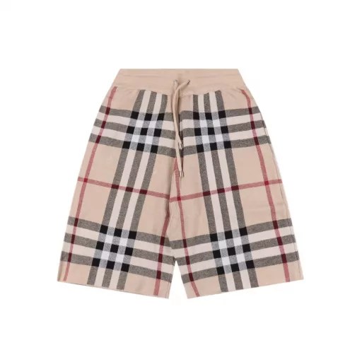 Burberry classic big plaid knit shortsThe use of custom knitted striped fabric woven fabric jacquard knitting process version of compact three-dimensional 4-bar splicing custom pants rope hardware texture strong upper body comfortable and breathe, convex and shaped three-dimensional classic stripes is the brand's eternal law in each year's show will be applied to striped clothing men and women with the same summer essential. Original mold ZP development perfect restoration of the original production of non-market small factory production of fine line top process welcome to compare the label tag. Wash water label customized full set of accessories exclusive Logo packaging