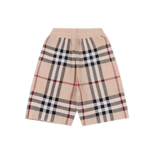 Burberry classic big plaid knit shortsThe use of custom knitted striped fabric woven fabric jacquard knitting process version of compact three-dimensional 4-bar splicing custom pants rope hardware texture strong upper body comfortable and breathe, convex and shaped three-dimensional classic stripes is the brand's eternal law in each year's show will be applied to striped clothing men and women with the same summer essential. Original mold ZP development perfect restoration of the original production of non-market small factory production of fine line top process welcome to compare the label tag. Wash water label customized full set of accessories exclusive Logo packaging