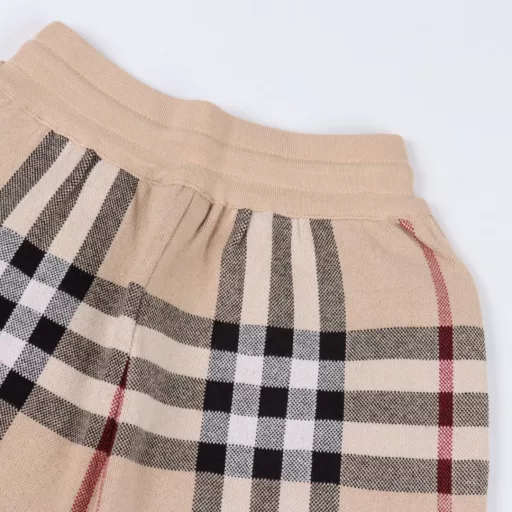Burberry classic big plaid knit shortsThe use of custom knitted striped fabric woven fabric jacquard knitting process version of compact three-dimensional 4-bar splicing custom pants rope hardware texture strong upper body comfortable and breathe, convex and shaped three-dimensional classic stripes is the brand's eternal law in each year's show will be applied to striped clothing men and women with the same summer essential. Original mold ZP development perfect restoration of the original production of non-market small factory production of fine line top process welcome to compare the label tag. Wash water label customized full set of accessories exclusive Logo packaging