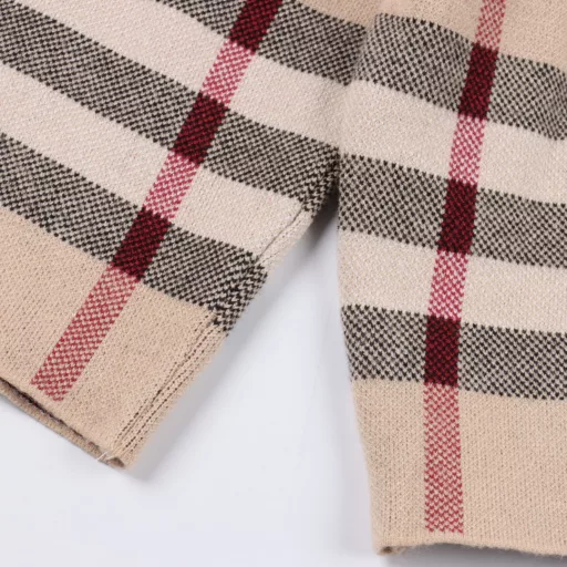 Burberry classic big plaid knit shortsThe use of custom knitted striped fabric woven fabric jacquard knitting process version of compact three-dimensional 4-bar splicing custom pants rope hardware texture strong upper body comfortable and breathe, convex and shaped three-dimensional classic stripes is the brand's eternal law in each year's show will be applied to striped clothing men and women with the same summer essential. Original mold ZP development perfect restoration of the original production of non-market small factory production of fine line top process welcome to compare the label tag. Wash water label customized full set of accessories exclusive Logo packaging