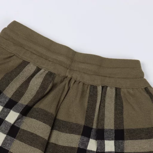 Burberry classic big plaid knit shortsThe use of custom knitted striped fabric woven fabric jacquard knitting process version of compact three-dimensional 4-bar splicing custom pants rope hardware texture strong upper body comfortable and breathe, convex and shaped three-dimensional classic stripes is the brand's eternal law in each year's show will be applied to striped clothing men and women with the same summer essential. Original mold ZP development perfect restoration of the original production of non-market small factory production of fine line top process welcome to compare the label tag. Wash water label customized full set of accessories exclusive Logo packaging