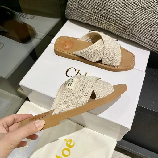 Chloe.The latest cross woven ribbon Roman slippersImported customized high-density wool material, not general wool, 3D CNC waterproof printing logo original private model high-density rubber foam sole artificial Goodyear technique thread with the position of the rear palm slot filled cofskin small pad all the position is just right all the process and material original consistent is definitely a pair of durable walking lakes necessary weapon