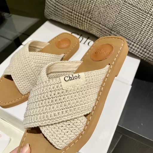 Chloe.The latest cross woven ribbon Roman slippersImported customized high-density wool material, not general wool, 3D CNC waterproof printing logo original private model high-density rubber foam sole artificial Goodyear technique thread with the position of the rear palm slot filled cofskin small pad all the position is just right all the process and material original consistent is definitely a pair of durable walking lakes necessary weapon