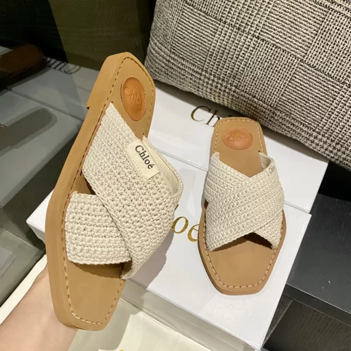 Chloe.The latest cross woven ribbon Roman slippersImported customized high-density wool material, not general wool, 3D CNC waterproof printing logo original private model high-density rubber foam sole artificial Goodyear technique thread with the position of the rear palm slot filled cofskin small pad all the position is just right all the process and material original consistent is definitely a pair of durable walking lakes necessary weapon