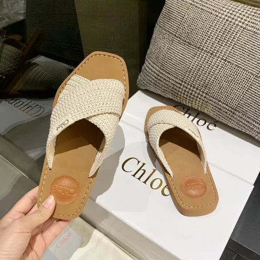 Chloe.The latest cross woven ribbon Roman slippersImported customized high-density wool material, not general wool, 3D CNC waterproof printing logo original private model high-density rubber foam sole artificial Goodyear technique thread with the position of the rear palm slot filled cofskin small pad all the position is just right all the process and material original consistent is definitely a pair of durable walking lakes necessary weapon
