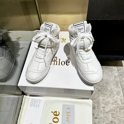 Chloe, here come the upgraded loafers!The latest original private model soles, with all the position is just right after all the process and material of the original is definitely a pair of durable walking lake essential weapon!! All kinds of Korean versions