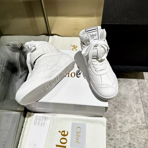 Chloe, here come the upgraded loafers!The latest original private model soles, with all the position is just right after all the process and material of the original is definitely a pair of durable walking lake essential weapon!! All kinds of Korean versions
