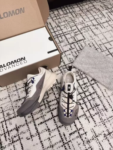 CDG x Salomon Salomon co-branded XT-6 series thick sole casual sports shoesThe original purchase and development of goods continue the brand design gene, the integration of simple design and practical technologyThe co-branded shoes are still black and white simple color, and the brand words on the shoes also reflect a minimalist design styleWith the Contagrip rubber thick sole design, the redesigned face section replaces the previous drawstring LACES with a Pulsar Advanced hosier contour
