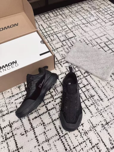 CDG x Salomon Salomon co-branded XT-6 series thick sole casual sports shoesThe original purchase and development of goods continue the brand design gene, the integration of simple design and practical technologyThe co-branded shoes are still black and white simple color, and the brand words on the shoes also reflect a minimalist design styleWith the Contagrip rubber thick sole design, the redesigned face section replaces the previous drawstring LACES with a Pulsar Advanced hosier contour