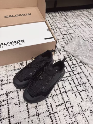 CDG x Salomon Salomon co-branded XT-6 series thick sole casual sports shoesThe original purchase and development of goods continue the brand design gene, the integration of simple design and practical technologyThe co-branded shoes are still black and white simple color, and the brand words on the shoes also reflect a minimalist design styleWith the Contagrip rubber thick sole design, the redesigned face section replaces the previous drawstring LACES with a Pulsar Advanced hosier contour