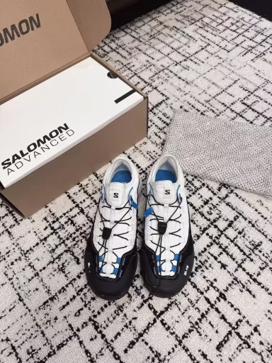 CDG x Salomon Salomon co-branded XT-6 series thick sole casual sports shoesThe original purchase and development of goods continue the brand design gene, the integration of simple design and practical technologyThe co-branded shoes are still black and white simple color, and the brand words on the shoes also reflect a minimalist design styleWith the Contagrip rubber thick sole design, the redesigned face section replaces the previous drawstring LACES with a Pulsar Advanced hosier contour