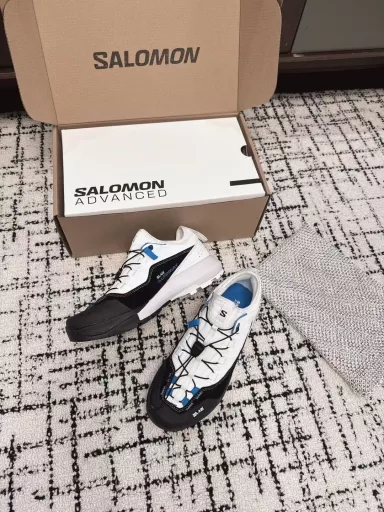 CDG x Salomon Salomon co-branded XT-6 series thick sole casual sports shoesThe original purchase and development of goods continue the brand design gene, the integration of simple design and practical technologyThe co-branded shoes are still black and white simple color, and the brand words on the shoes also reflect a minimalist design styleWith the Contagrip rubber thick sole design, the redesigned face section replaces the previous drawstring LACES with a Pulsar Advanced hosier contour
