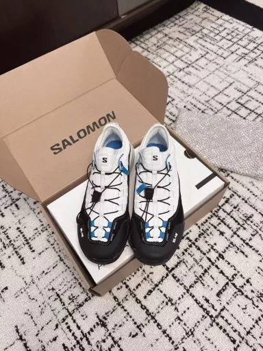 CDG x Salomon Salomon co-branded XT-6 series thick sole casual sports shoesThe original purchase and development of goods continue the brand design gene, the integration of simple design and practical technologyThe co-branded shoes are still black and white simple color, and the brand words on the shoes also reflect a minimalist design styleWith the Contagrip rubber thick sole design, the redesigned face section replaces the previous drawstring LACES with a Pulsar Advanced hosier contour