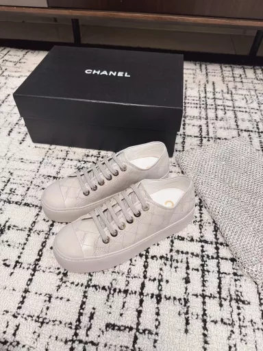 Chanel Chanel 25ss cookie shoes developed for several months the highest version finally came out of the counter top casual sneakersThis classic design vamp has a variety of craft electric embroidery style outsole, but the fashion movement is not ordinary into a variety of color matching elements…Diversified mix and match is very good-looking, leisure, fashion, sports, outdoor can take into account…Upper use: original first layer cowhide inner use: sheepskin outsole According to: original TPU combination outsole