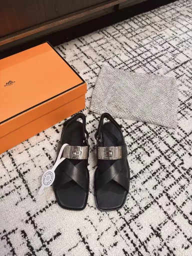 Hermes spring and summer the latest hardware button cool shoe cabinet cabinet super difficult to match the classic square front page with a very recognizable hardware on the foot super everything beautiful fashion super many stars network red grass spring and summer necessary casual comfort on the foot super comfortable shoes imported frosted calfskin mixed sheep leather Italian leather outsole original full set of packaging