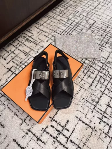Hermes spring and summer the latest hardware button cool shoe cabinet cabinet super difficult to match the classic square front page with a very recognizable hardware on the foot super everything beautiful fashion super many stars network red grass spring and summer necessary casual comfort on the foot super comfortable shoes imported frosted calfskin mixed sheep leather Italian leather outsole original full set of packaging