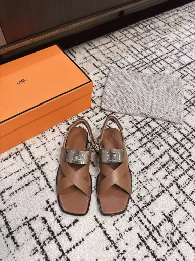 Hermes spring and summer the latest hardware button cool shoe cabinet cabinet super difficult to match the classic square front page with a very recognizable hardware on the foot super everything beautiful fashion super many stars network red grass spring and summer necessary casual comfort on the foot super comfortable shoes imported frosted calfskin mixed sheep leather Italian leather outsole original full set of packaging