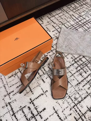 Hermes spring and summer the latest hardware button cool shoe cabinet cabinet super difficult to match the classic square front page with a very recognizable hardware on the foot super everything beautiful fashion super many stars network red grass spring and summer necessary casual comfort on the foot super comfortable shoes imported frosted calfskin mixed sheep leather Italian leather outsole original full set of packaging