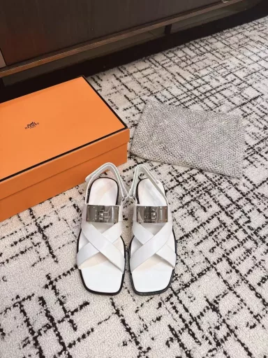 Hermes spring and summer the latest hardware button cool shoe cabinet cabinet super difficult to match the classic square front page with a very recognizable hardware on the foot super everything beautiful fashion super many stars network red grass spring and summer necessary casual comfort on the foot super comfortable shoes imported frosted calfskin mixed sheep leather Italian leather outsole original full set of packaging