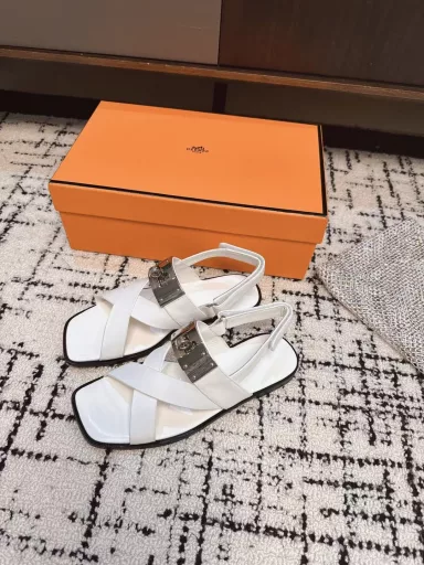 Hermes spring and summer the latest hardware button cool shoe cabinet cabinet super difficult to match the classic square front page with a very recognizable hardware on the foot super everything beautiful fashion super many stars network red grass spring and summer necessary casual comfort on the foot super comfortable shoes imported frosted calfskin mixed sheep leather Italian leather outsole original full set of packaging