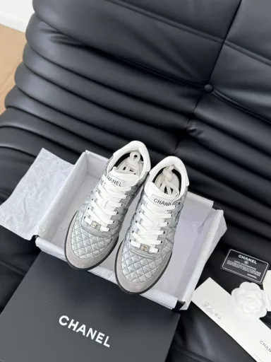 Chanel 24A Xiaoxiang new Diamond check baseball shoes!Upper original lambskin diamond grid car line process, expensive baseball shoes, feet feel very light and comfortable, all materials are customized according to the original!
