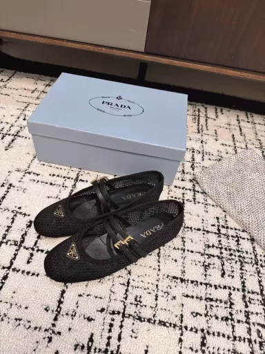 Prada show ballet shoes for spring/summerThe P family integrates the spirit of ballet into everyday life. Classic outline of dance shoes with modern strokes! Super soft patent leather ballet shoes. Take inspiration from classic Japanese shoes. Simple but not too complicated for a variety of styles. Move in a smart fashion. Upper: mixed sheepskin