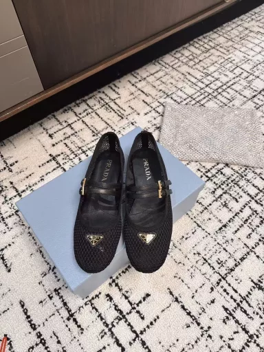 Prada show ballet shoes for spring/summerThe P family integrates the spirit of ballet into everyday life. Classic outline of dance shoes with modern strokes! Super soft patent leather ballet shoes. Take inspiration from classic Japanese shoes. Simple but not too complicated for a variety of styles. Move in a smart fashion. Upper: mixed sheepskin
