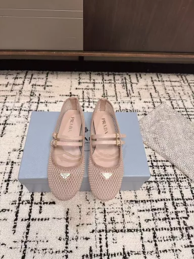 Prada show ballet shoes for spring/summerThe P family integrates the spirit of ballet into everyday life. Classic outline of dance shoes with modern strokes! Super soft patent leather ballet shoes. Take inspiration from classic Japanese shoes. Simple but not too complicated for a variety of styles. Move in a smart fashion. Upper: mixed sheepskin