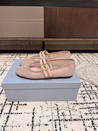 Prada show ballet shoes for spring/summerThe P family integrates the spirit of ballet into everyday life. Classic outline of dance shoes with modern strokes! Super soft patent leather ballet shoes. Take inspiration from classic Japanese shoes. Simple but not too complicated for a variety of styles. Move in a smart fashion. Upper: mixed sheepskin