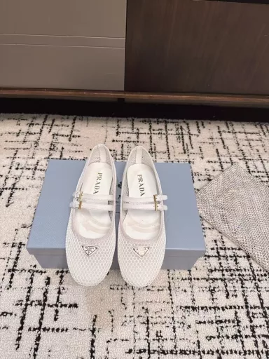 Prada show ballet shoes for spring/summerThe P family integrates the spirit of ballet into everyday life. Classic outline of dance shoes with modern strokes! Super soft patent leather ballet shoes. Take inspiration from classic Japanese shoes. Simple but not too complicated for a variety of styles. Move in a smart fashion. Upper: mixed sheepskin